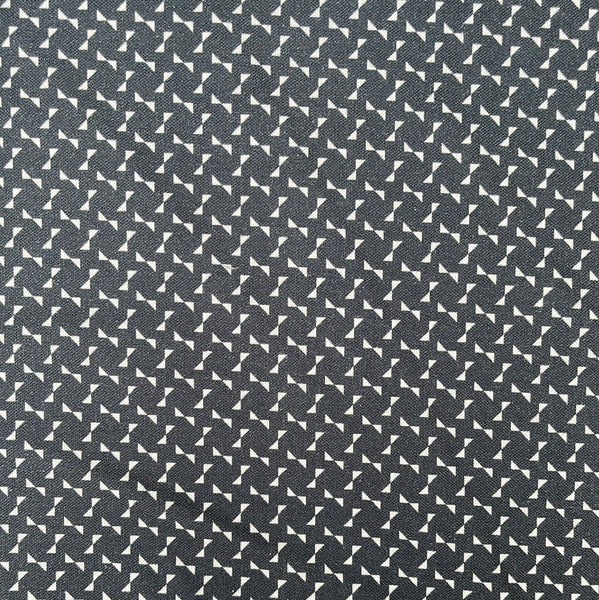 Stof Nellies Shirtings - 1/4m Grey with White triangles - 4512-668 Fabric